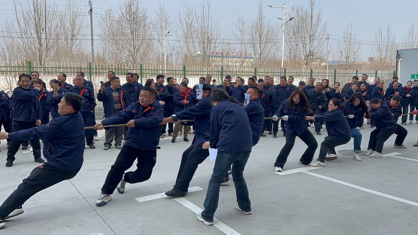 巾幗綻（zhàn）芳華，共（gòng）慶三八節